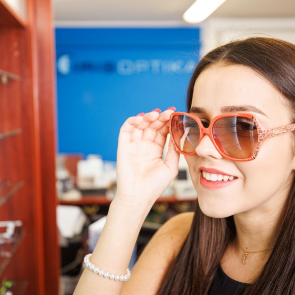 Szerezd be fényre sötétedő szemüvegedet hihetetlen áron vagy válassz kontaktlencsét!